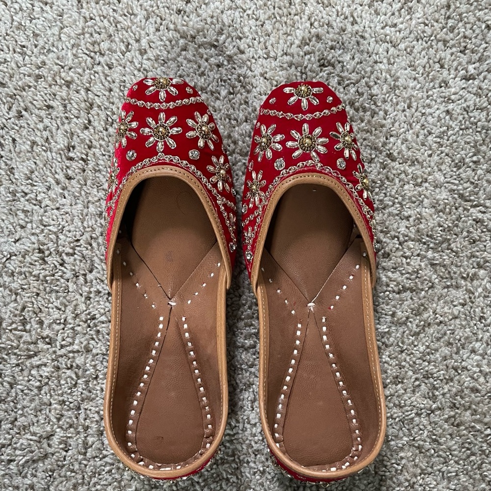 Red Juttis